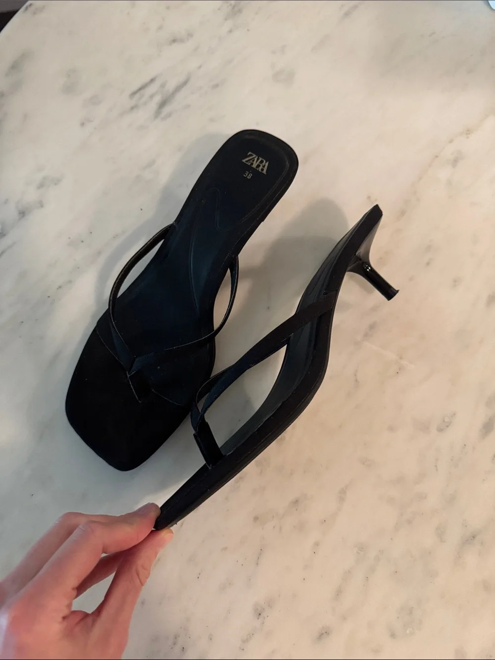 Zara Black Square-Toe Minimal Thong Kitten Heel Sandals - Picture 4 of 6